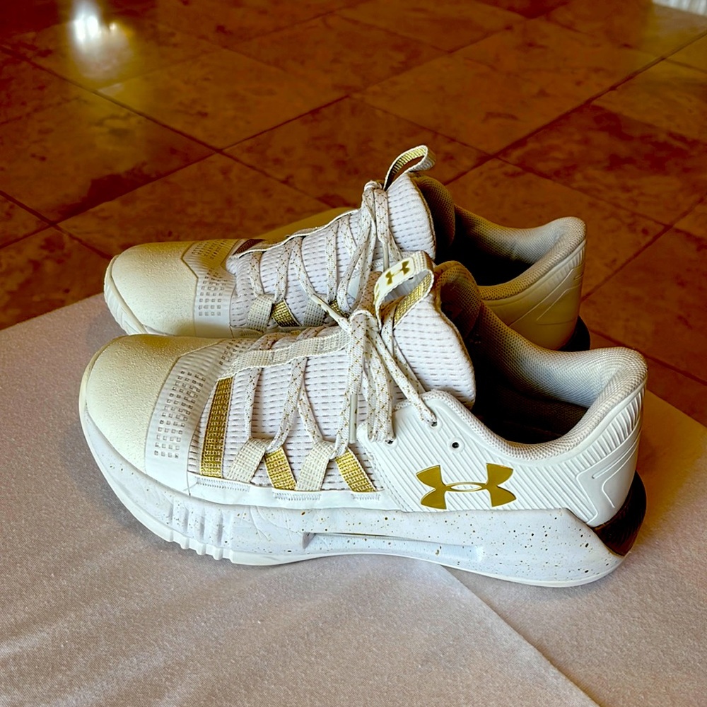 Tennis shoes